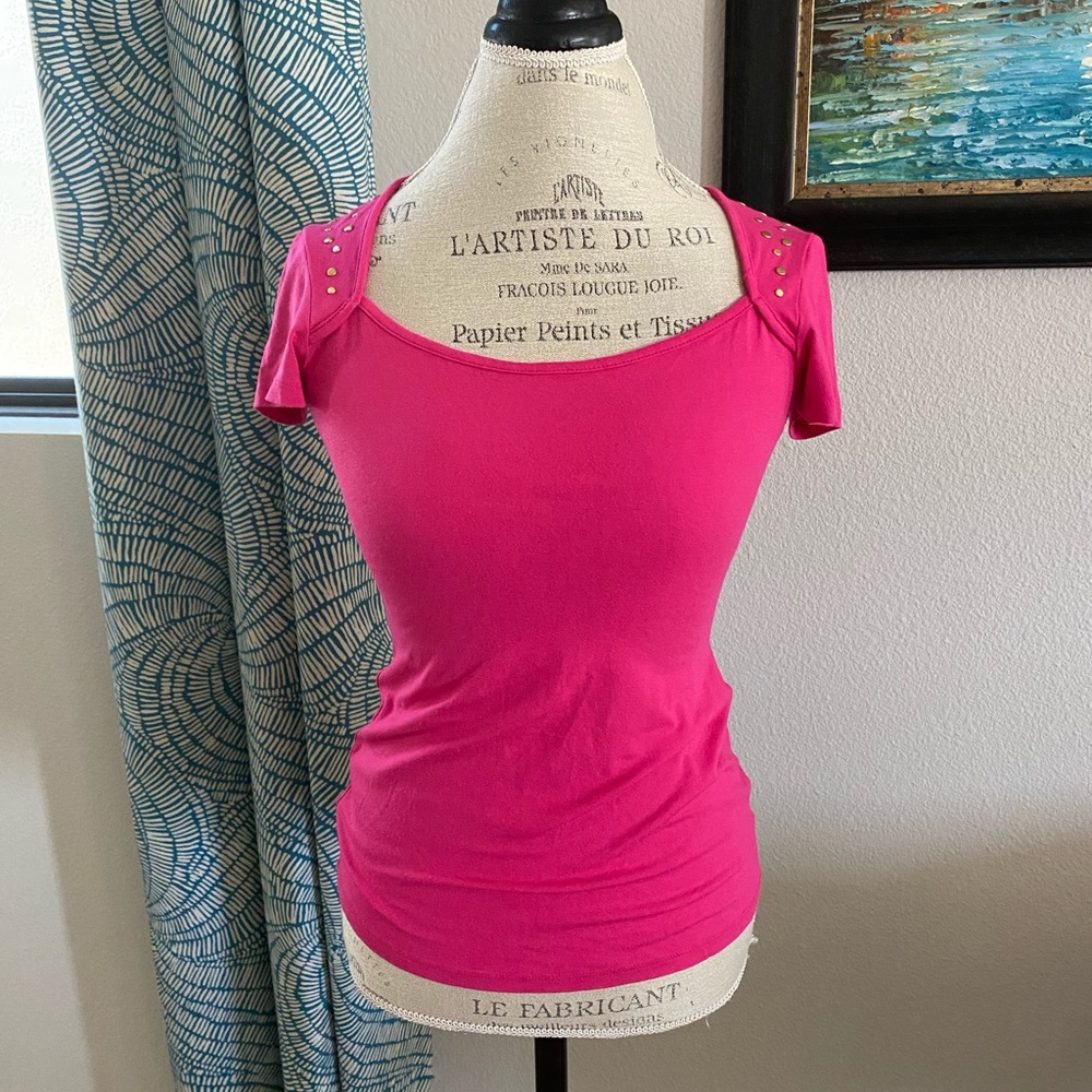 Caché fuchsia top w gold embellishments